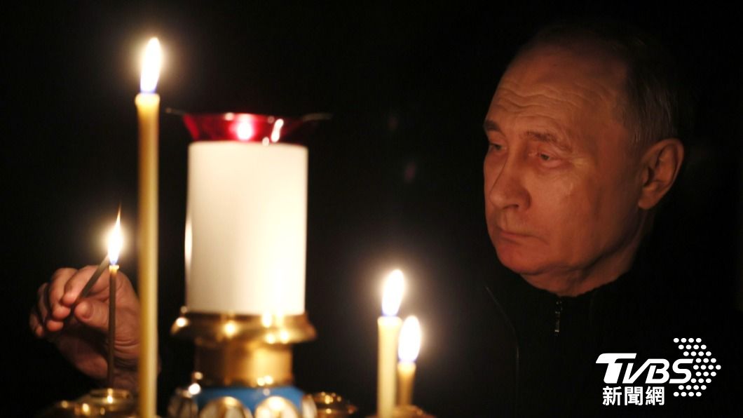 普欽下令24日為全國哀悼日,他自己也前往教堂點蠟燭悼念死者。(圖/達志影像美聯社)