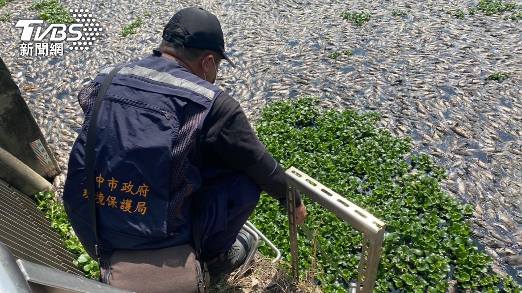 環保局立刻到場檢驗。(圖/環保局提供)