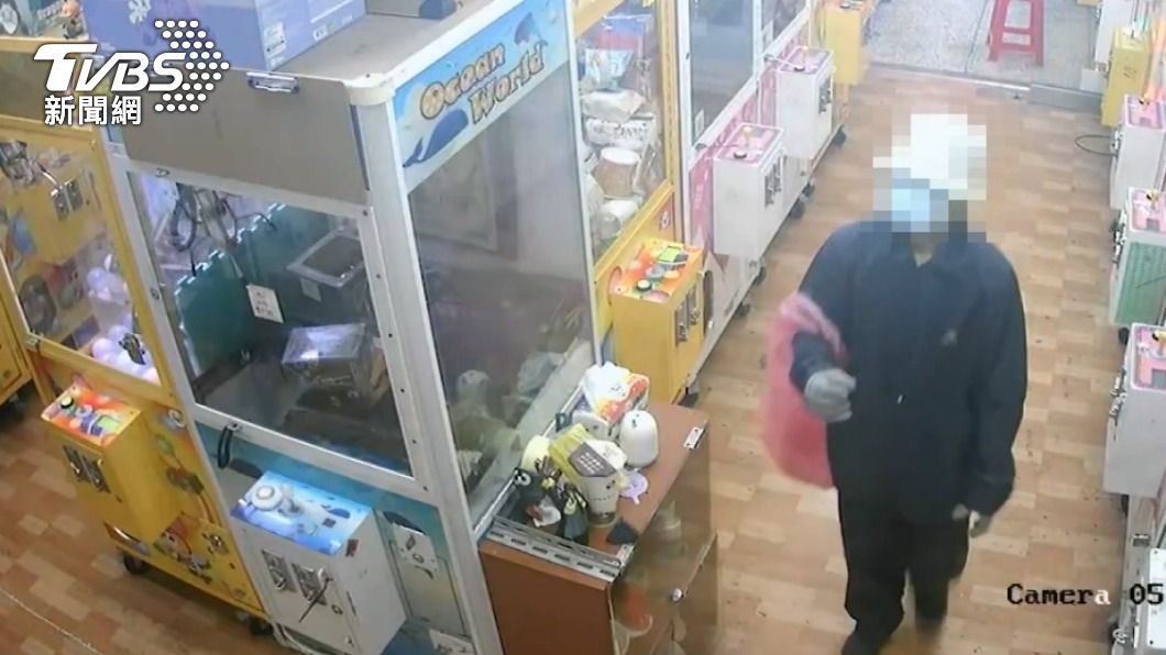 雨衣怪男竊娃娃機限量存錢筒　網拍露餡釣出台主遭活逮