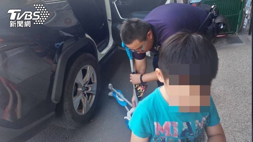 仁武警方協助男孩沿路找家，最後順利重回家人懷抱。（圖／TVBS）