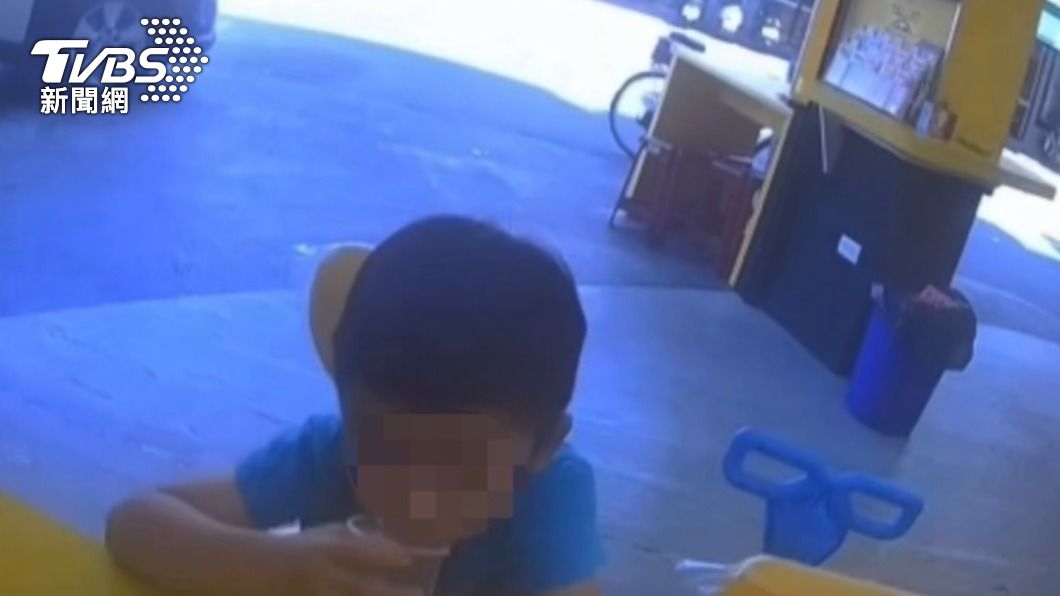 員警先將男童帶返所安撫情緒及提供餅乾及飲用水食用。（圖／TVBS）