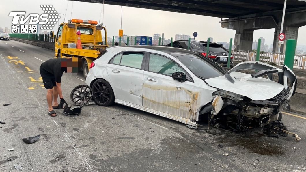 快訊/三重忠孝橋發生翻車事故 女駕駛四肢擦傷送醫