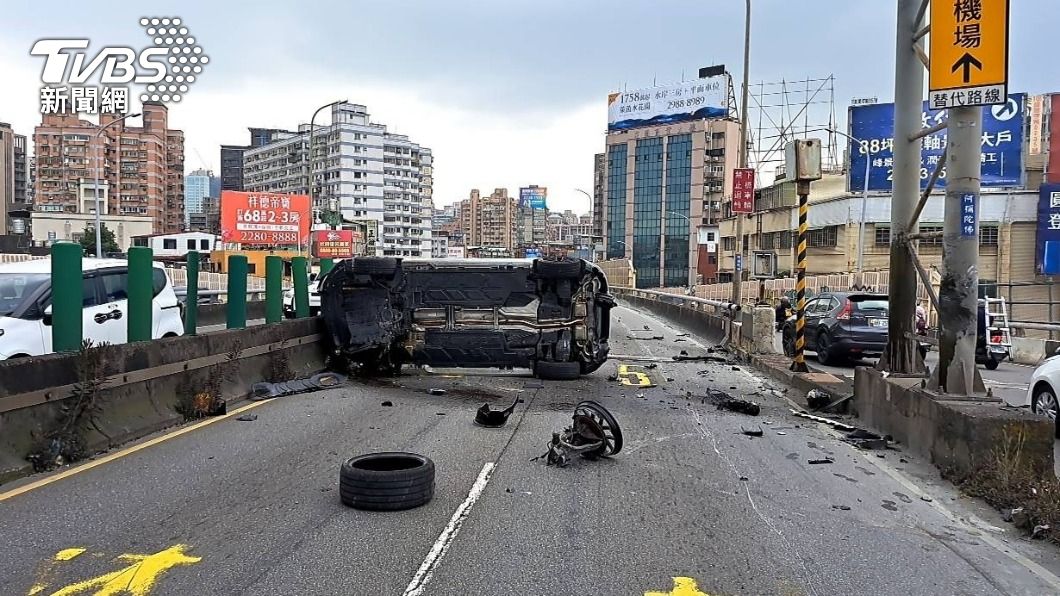忠孝橋稍早發生翻車事故。(圖/TVBS)