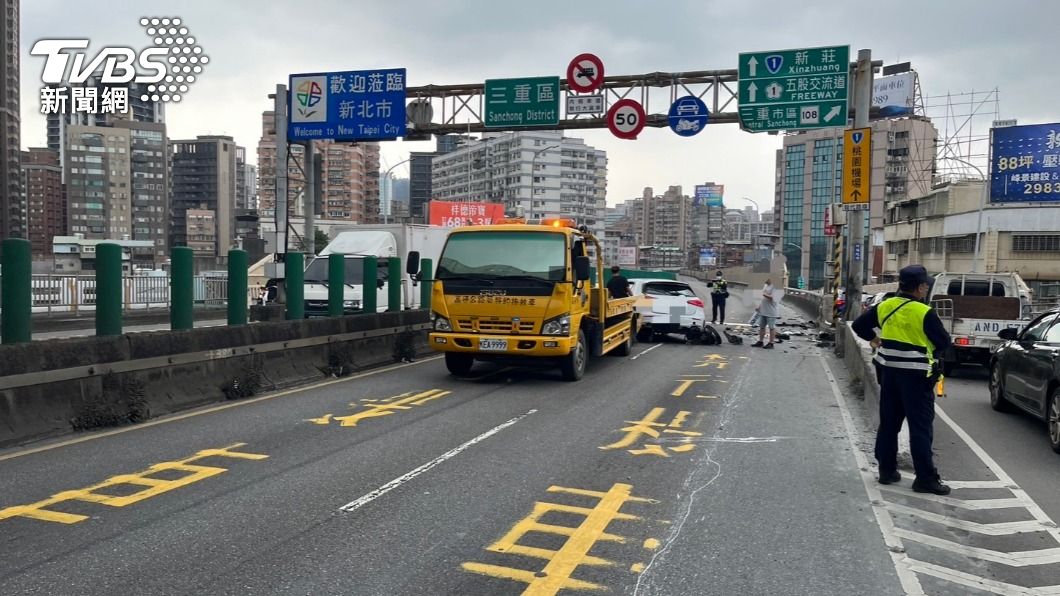 忠孝橋稍早發生翻車事故。(圖/TVBS)