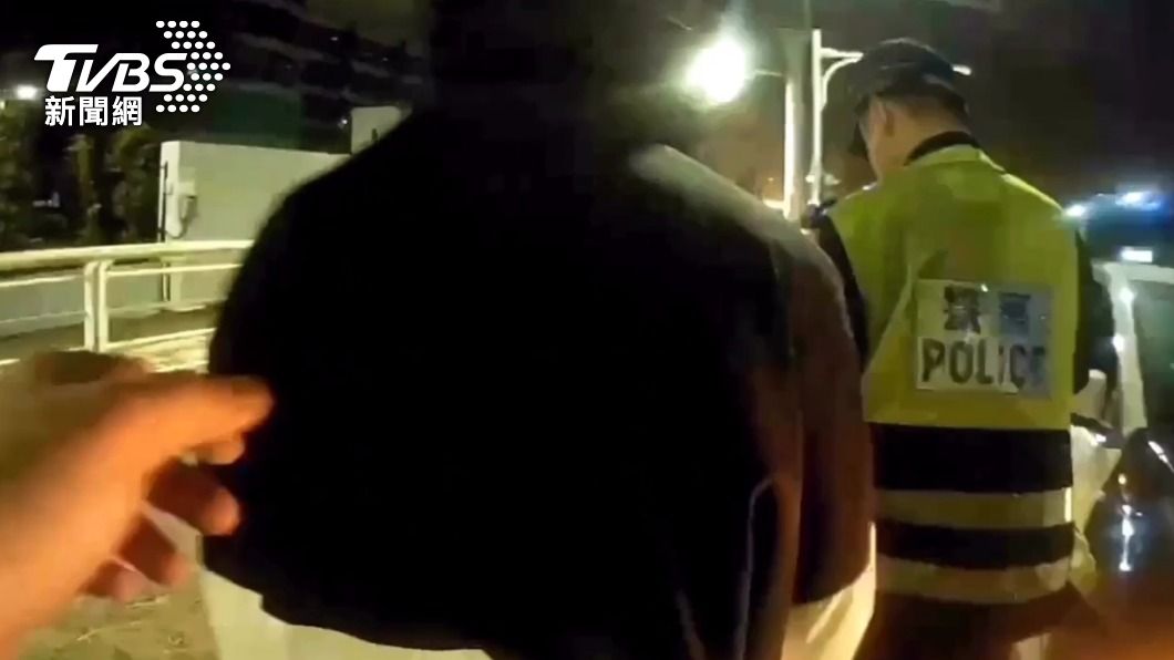 員警告知潘女身分,她也錯愕得說不出話,只好配合警方被逮捕解送歸案。(圖/TVBS)