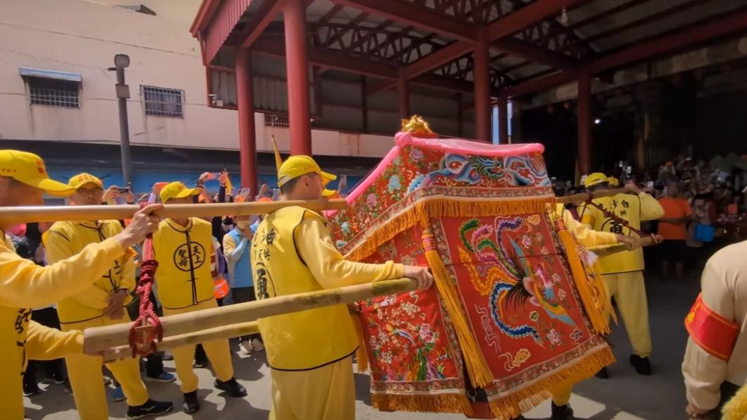 白沙屯媽祖與玄天上帝相談甚歡。(圖/翻攝自白沙屯媽祖網路電視台)