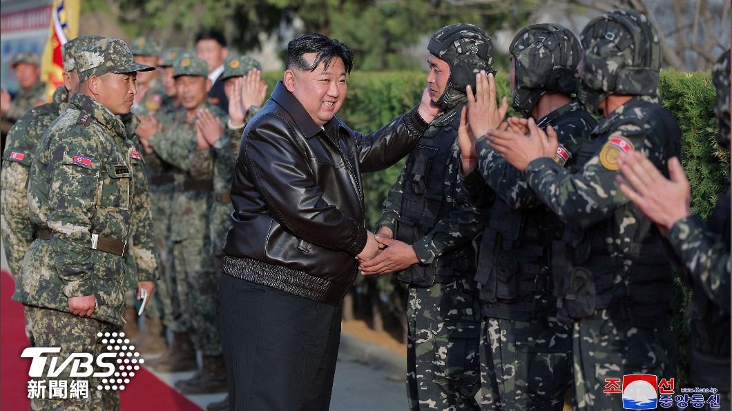 金正恩為士兵們打氣。（圖／達志影像路透社）