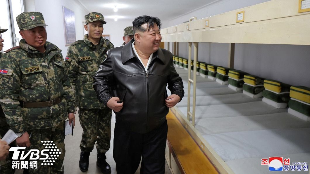 金正恩的瀏海垂下後，側邊的頭皮完全露出。（圖／達志影像路透社）