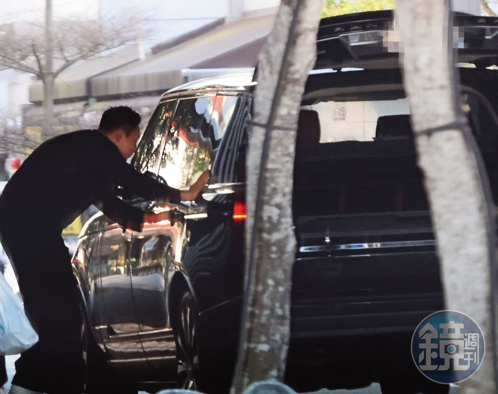 3月12日，司機載著汪小菲女兒和他會合，還沒上車汪小菲就熱情地和她打招呼。（圖／鏡週刊）