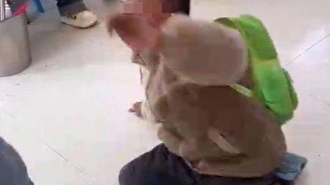 把男童揍到跪地！幼師壓地「跨坐滑手機」　逼磕頭笑PO陸網