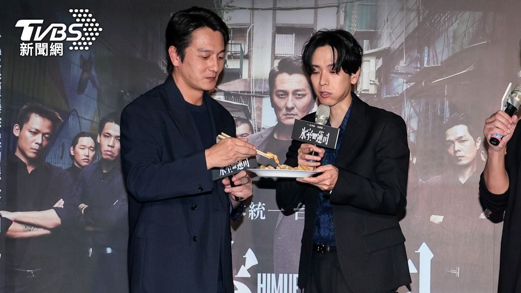 本宮泰風、黑羽麻璃央現場試吃臭豆腐。(圖/趙世平攝)