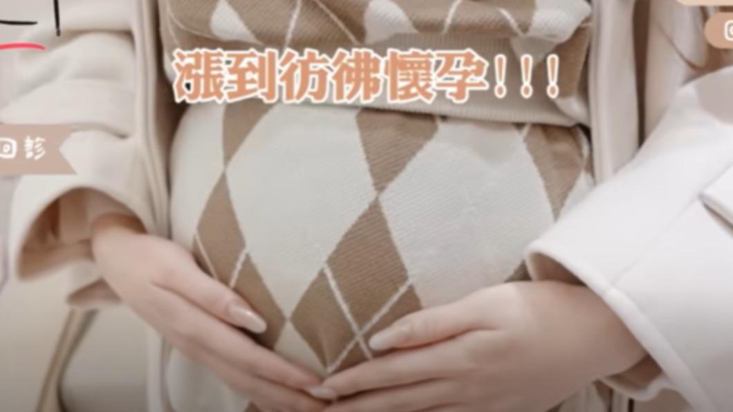 篠崎泫秀出肚子,脹到像是懷孕。(圖/翻攝自篠崎泫YT)