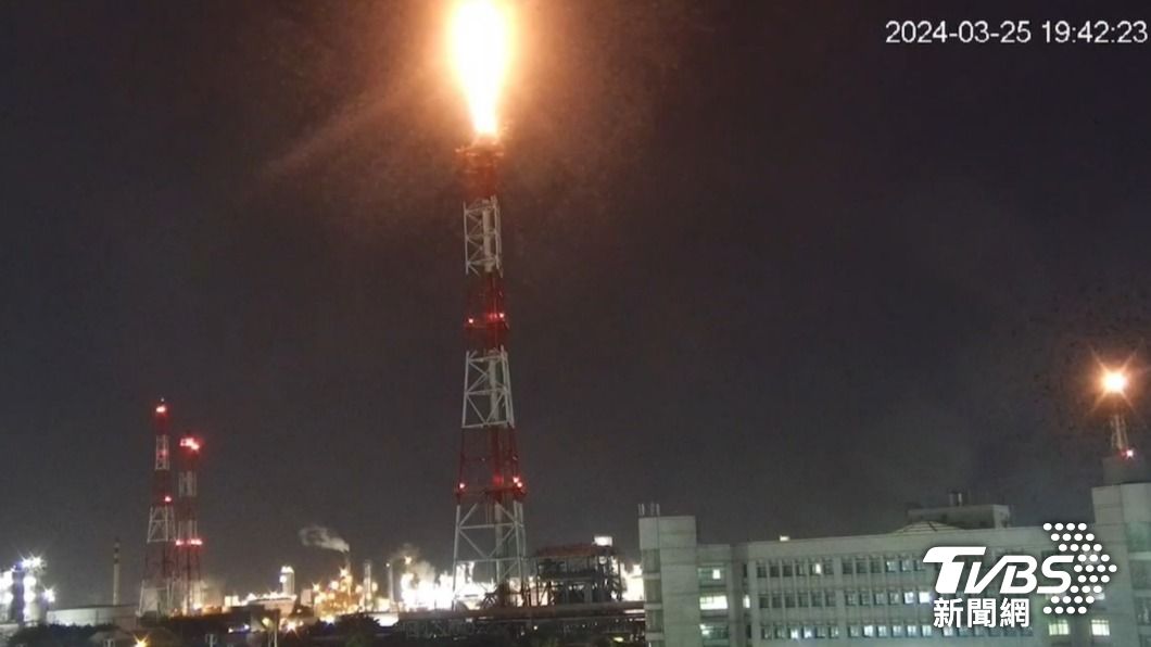 中油林園廠又出包?燃燒塔冒火光飄惡臭 居民嘆:次等公民