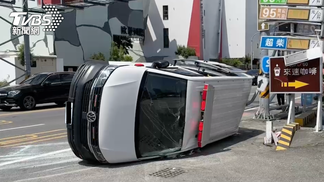 台東救護車載病患遭撞噴「橫躺馬路中」 照服員受傷送醫