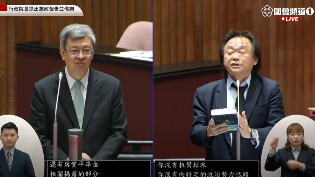王世堅立院質詢又送禮了!送陳建仁「聖經」當畢業禮:珍重再見