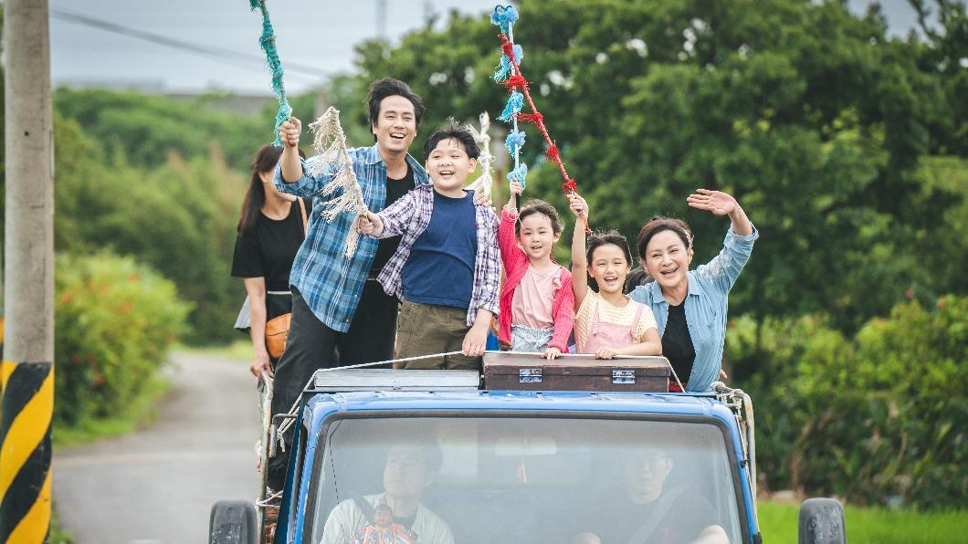 陳亞蘭、莊凱勛主演的《勇氣家族》講述歌仔戲班的故事。(圖/華視提供)