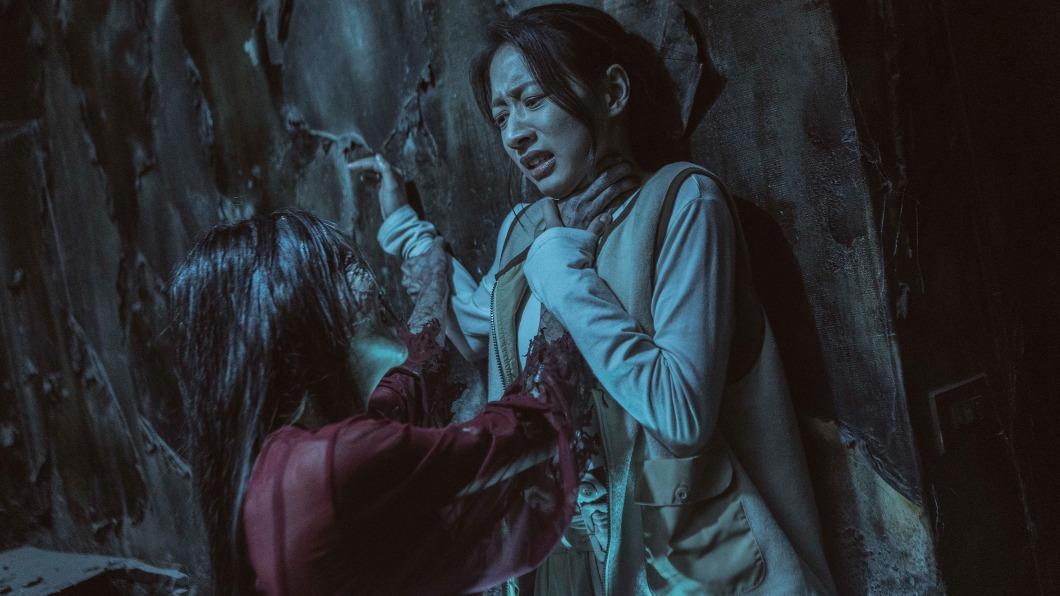 陳妤在片中有一場被女鬼掐脖索命戲,坦言不敢看對方的臉。(圖/華映提供)