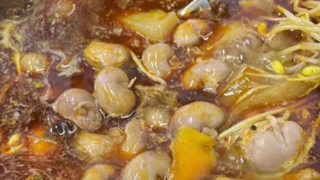鍋內長的像雞佛的食物其實是兔腰。（圖／膽小鬼與冒險王提供）