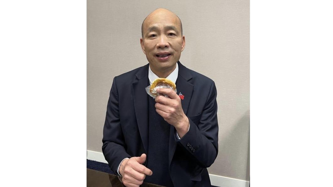 韓國瑜又嗑水煎包 這次大方秀照「認真上班、認真吃飯」