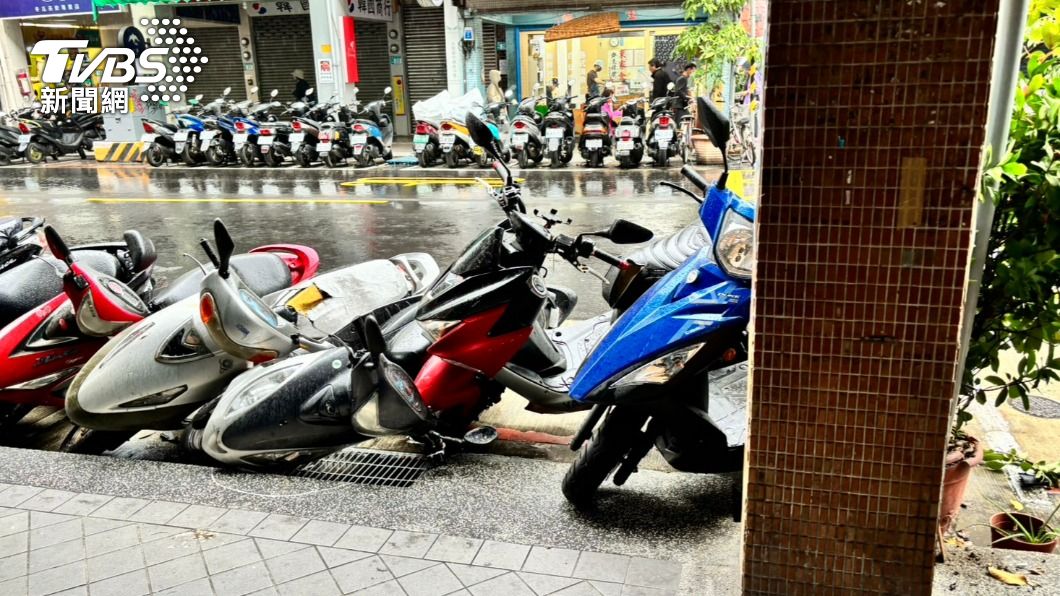 現場多輛機車被撞倒。（圖／TVBS）