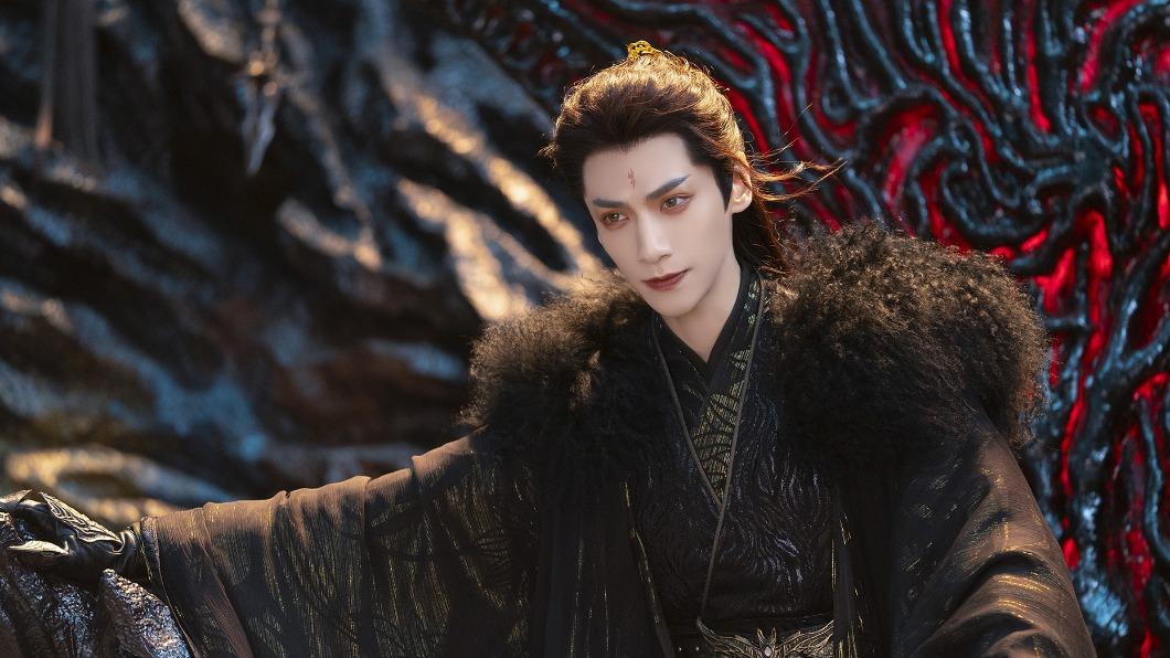 羅雲熙成魔神報復世界,成「仙俠版黑暗榮耀」。(圖/中天娛樂台提供)