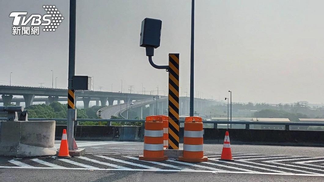 去年固定式測速照相取締連續2年第一名為水源快速道路（往南）測速桿。（示意圖／TVBS資料畫面）