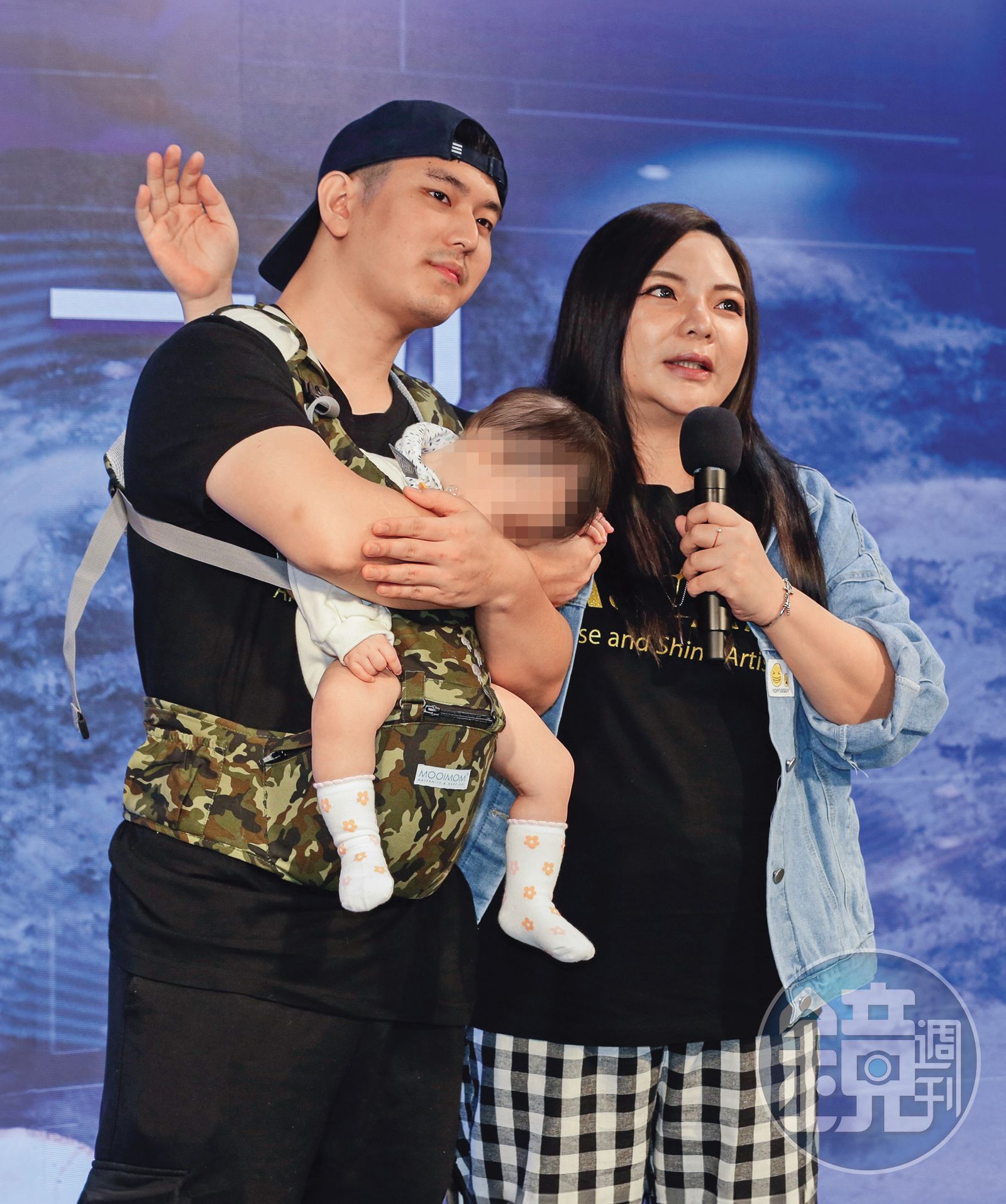 小甜甜(右)去年結束與宋晉賢(左)的2年婚姻,昔日一家三口同框出席記者會時的幸福模樣已不再。(圖/鏡週刊)