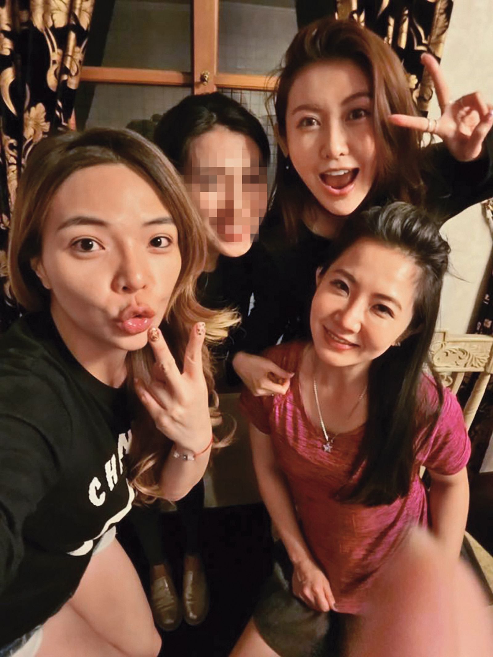 小甜甜(左一)與愷樂(右二)、謝忻(右一)等人的閨密情誼變調,早已互不聯絡。(圖/翻攝自小甜甜IG)