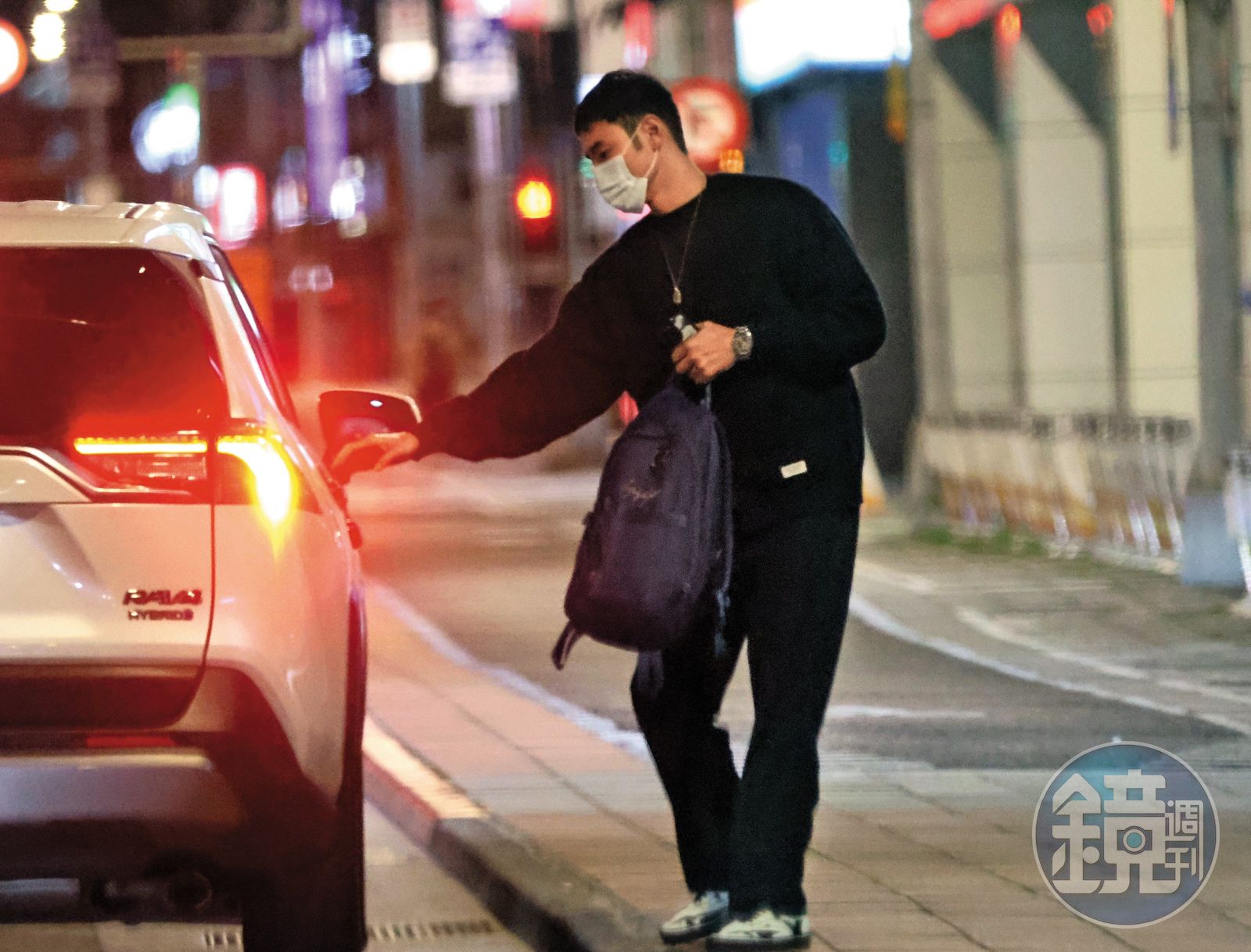 3/21 00:01,健身完,阮經天仍然快步上了計程車,然後往醫院奔去。(圖/鏡週刊)