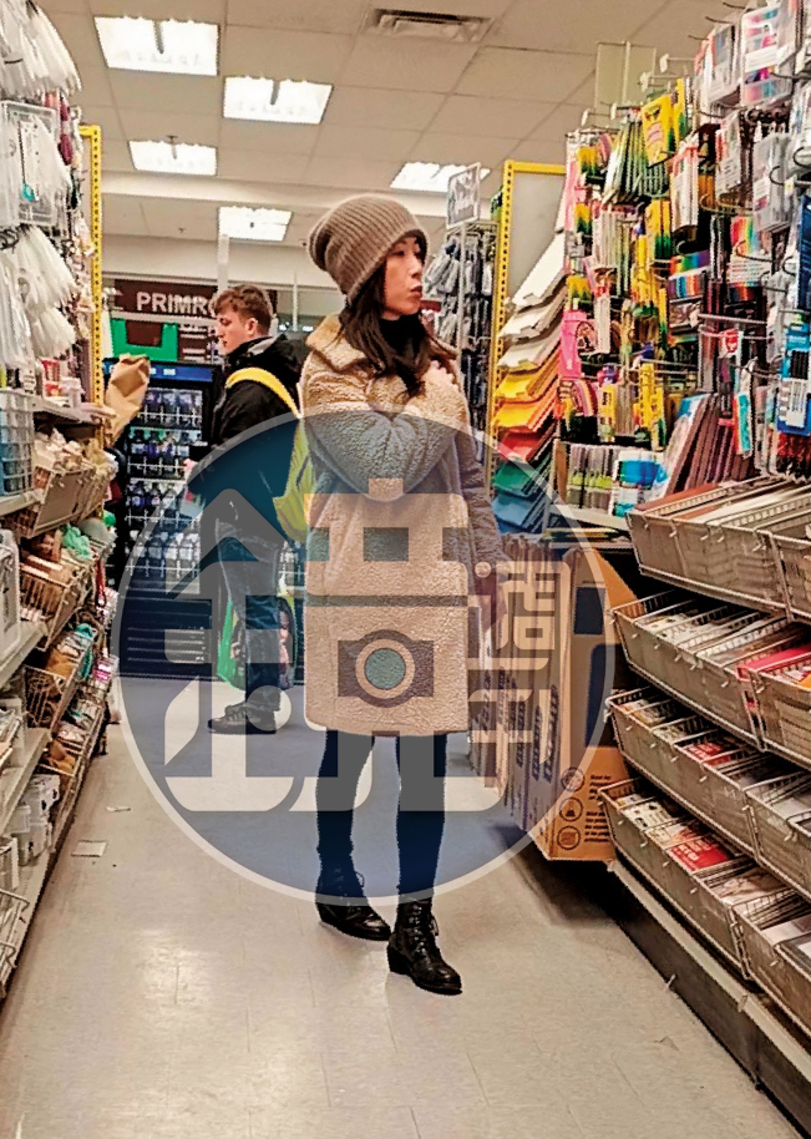 3月22日，逛完平價超市，貴婦奈奈（右）轉往類似台灣的廉價百元商品店找東西。（圖／鏡週刊）