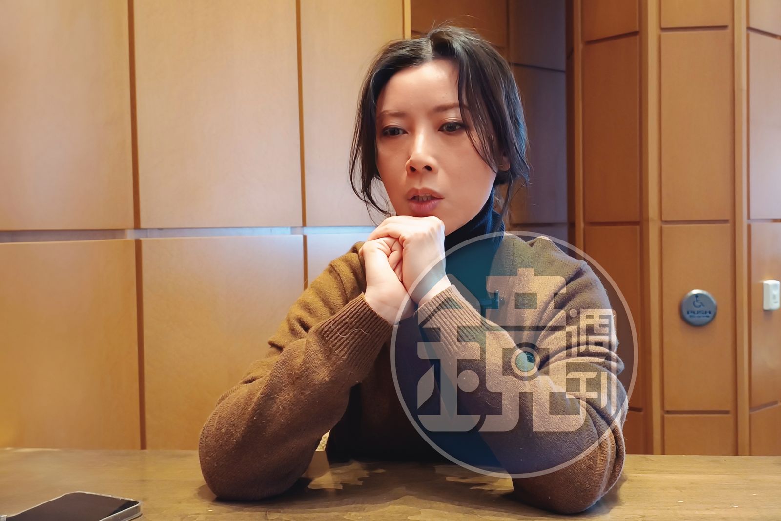 貴婦奈奈考慮後，同意本刊採訪，她說自己靠打零工過活，發傳單、清潔工都做過，連頭髮都自己剪，生活並非外界所想的豪奢。（圖／鏡週刊）