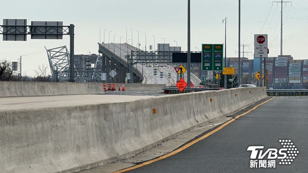「凱伊大橋」(Francis Scott Key Bridge)斷成數截。(圖/TVBS駐美特派嘉徽攝)