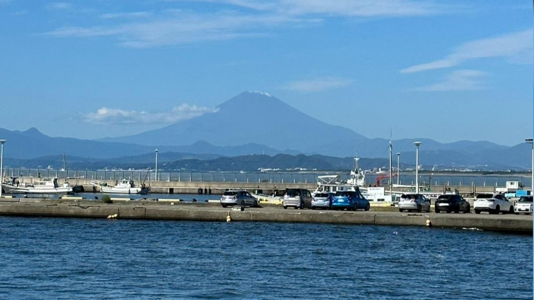 登上海蠟燭,西向可欣賞到箱根山脈和富士山。(圖/民眾提供)