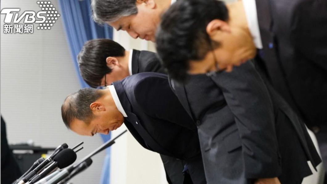 小林製藥公司高層鞠躬致歉。(圖/達志影像美聯社)