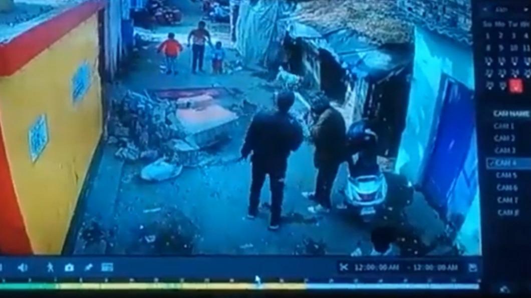 當時男童拉外牆,下秒竟倒塌重壓阿嬤與自己。(圖/翻攝自x@KanpurHindustan)