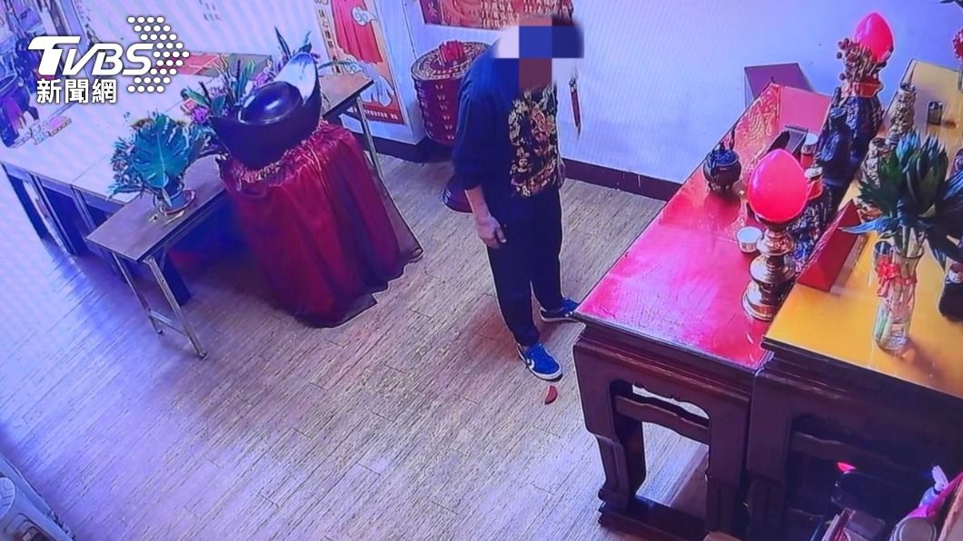 曾男假裝擲筊,接著露出馬腳行竊。(圖/TVBS)