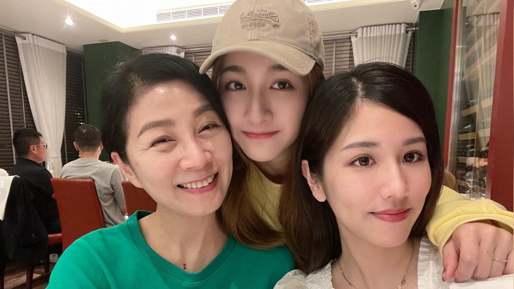方文琳近日帶女兒吃大餐。（圖／翻攝自方文琳臉書）