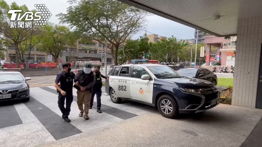 玩具槍插褲頭!桃園龜山男闖銀行欲行搶 遭包圍壓制