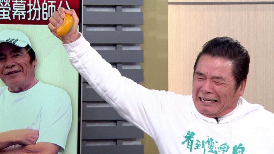 雷洪示範爆橘拳。(圖/年代提供)