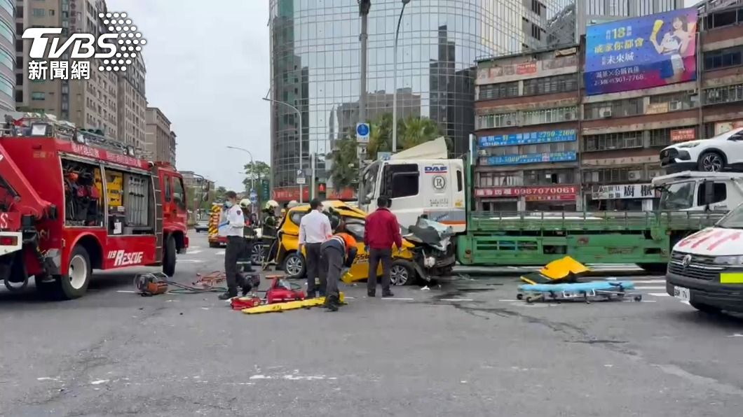 計程車卡在大貨車車頭。(圖/TVBS)