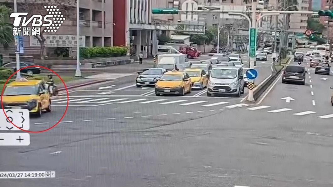 計程車闖紅燈。(圖/TVBS)