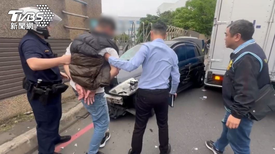 圍捕詐團車手遭衝撞!警連開7槍逮人 身上藏43張提款卡