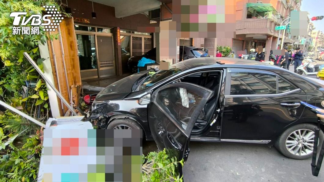 邱男失控撞擊行駛經過機車及路路邊燈桿。（圖／TVBS）