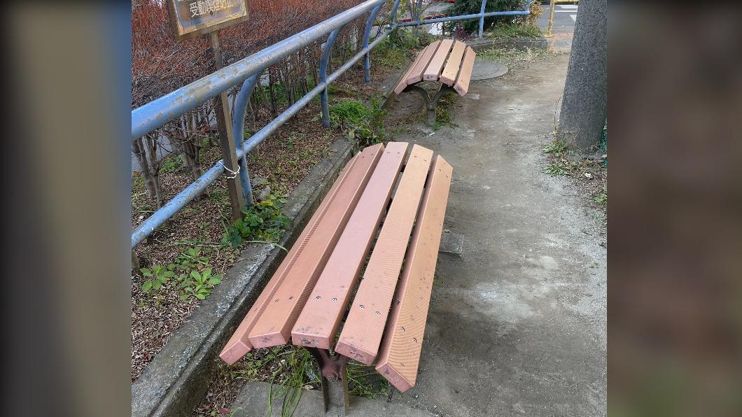 新宿某公園長椅「奇葩設計」防街友躺睡 網怒:沒人能舒服坐