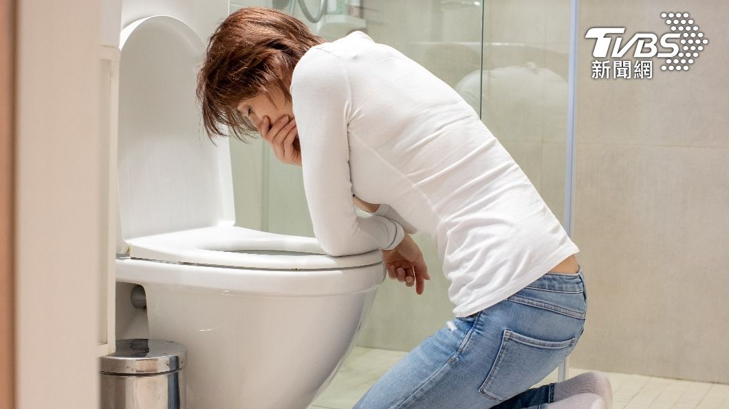 食物中毒會產生許多症狀,以腸胃道症狀為主。(示意圖/shutterstock達志影像)