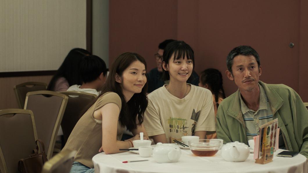 吳慷仁在片中飾演失格父親,用肢體語言和眼神傳達說不出口的內斂父愛。(圖/甲上娛樂提供)