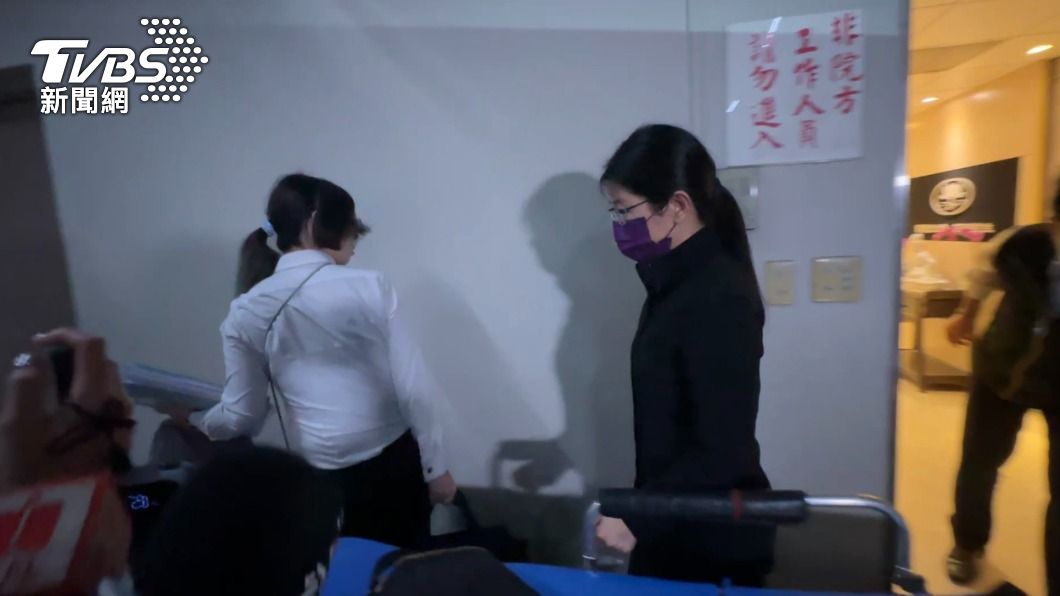 士林地檢署李安蕣檢察官(黑衣)。(圖/林意筑攝)