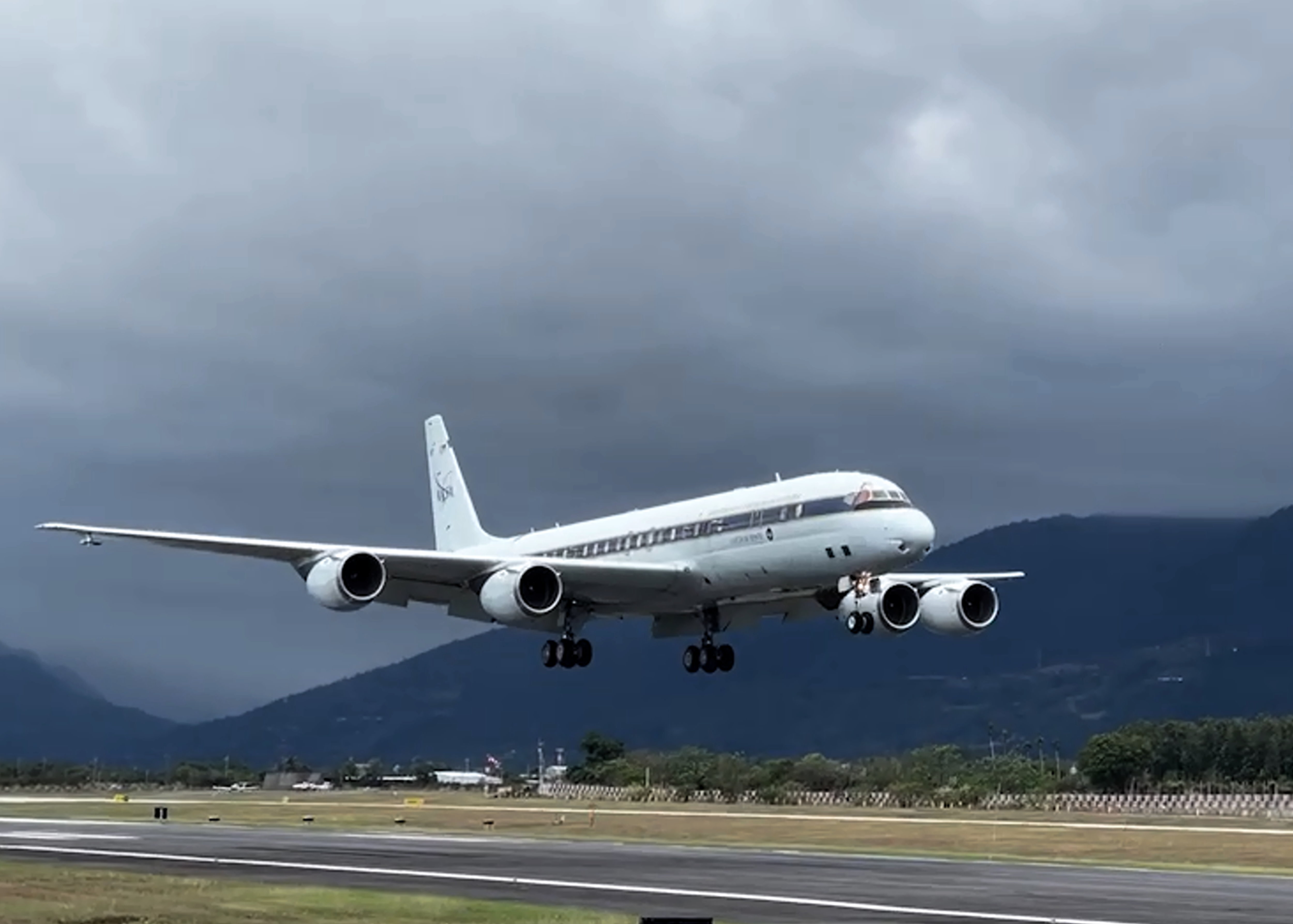 NASA科研機飛越台東豐年機場。（圖／中央社）