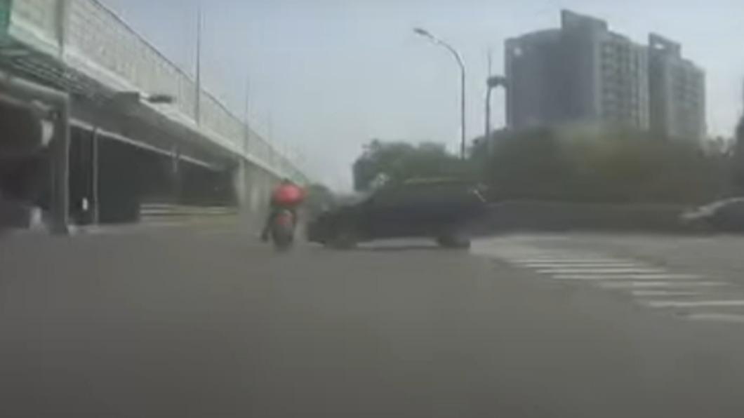 騎士曾男送醫後無大礙。(圖/翻攝自記者爆料網)