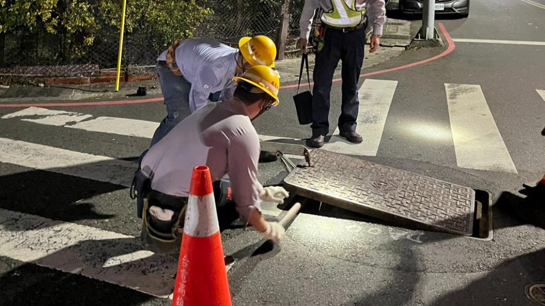 台電指出因為電線破皮造成路燈閃爍。（圖／TVBS）
